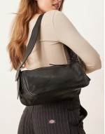 arm candy leather shoulder bag in black