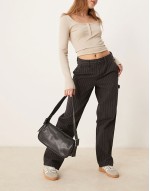 arm candy leather shoulder bag in black